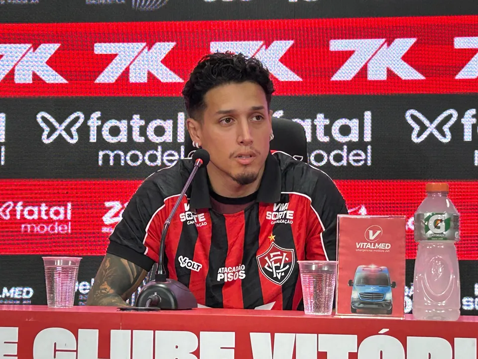 Kike Saverio durante entrevista de apresentação na sala de imprensa do Barradão