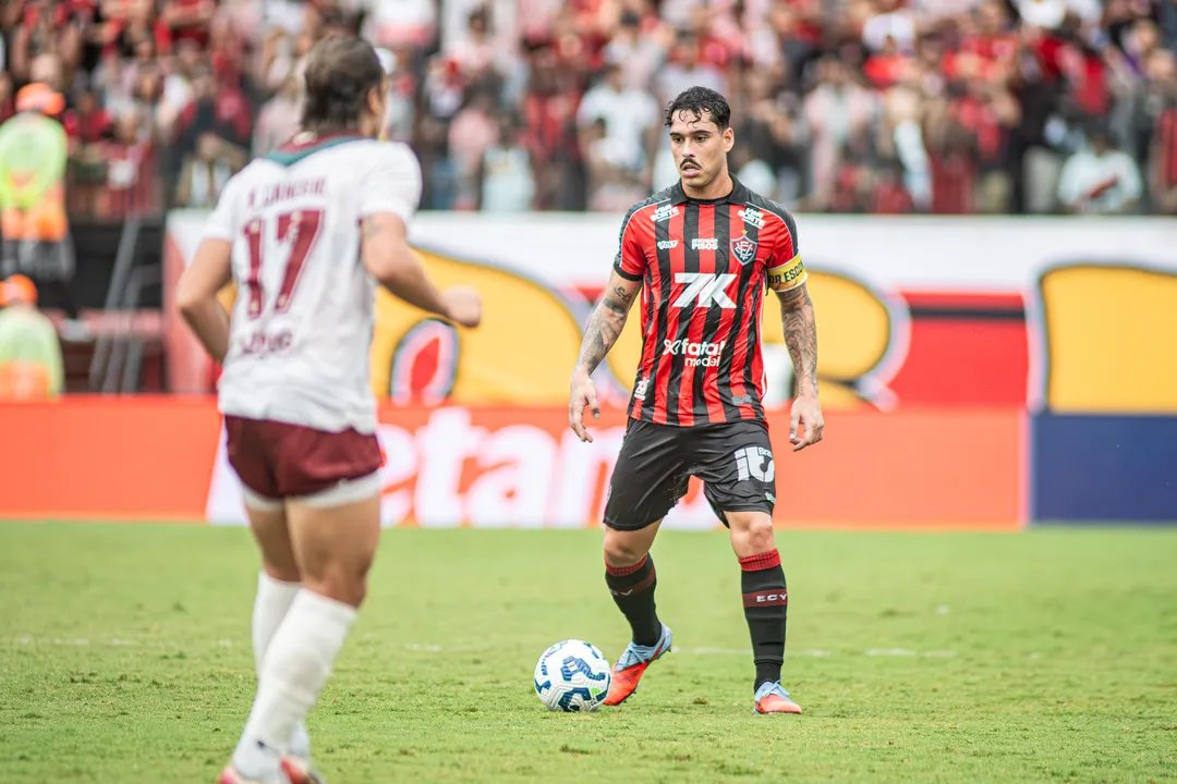 O capitão do Vitória, Lucas Halter, se pronunciou sobre a expulsão do volante Dudu na derrota para o Fluminense. Ele garantiu que o elenco está unido e que os jogadores irão blindar o companheiro para que ele supere a infelicidade.
