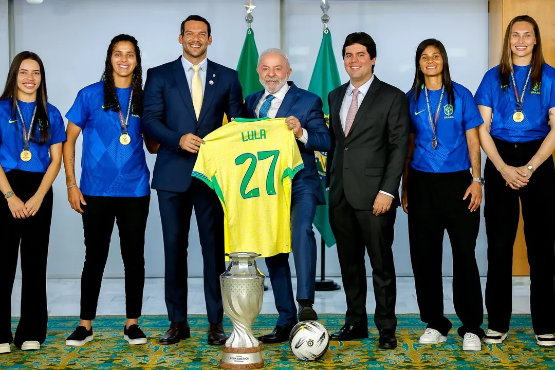 Jogadoras da Seleção entregam camisa a Lula com o número 27
