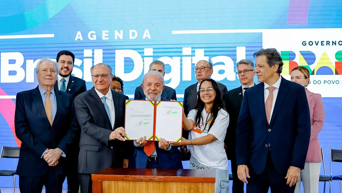 Cerimônia de assinatura da lei contra adultização infantil