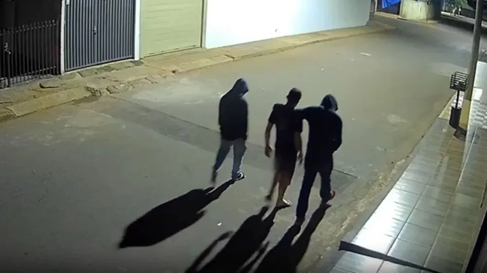 Imagem ilustrativa da imagem Mãe de jovem morto pagou parte da dívida por PIX antes do crime