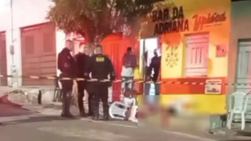 Vítimas estavam em frente ao bar da mãe dos adolescentes