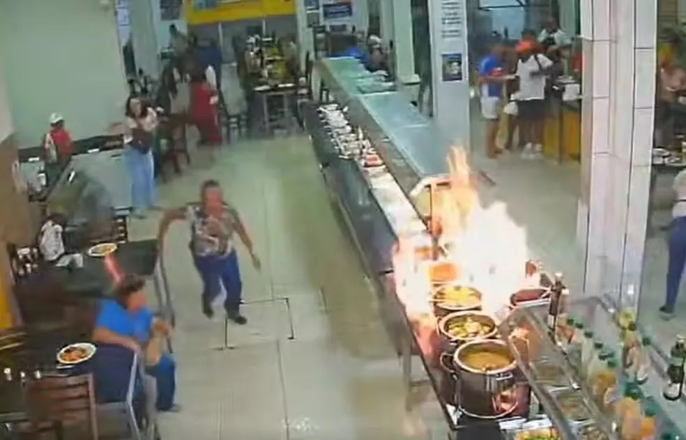 A mulher foi atingida pelo fogo e deixou o local rapidamente, enquanto clientes, em meio à correria, também sofreram queimaduras