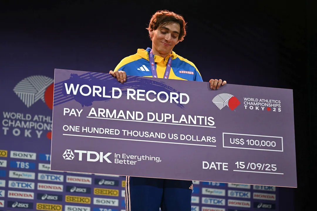 Duplantis com o cheque de quebrador de recorde