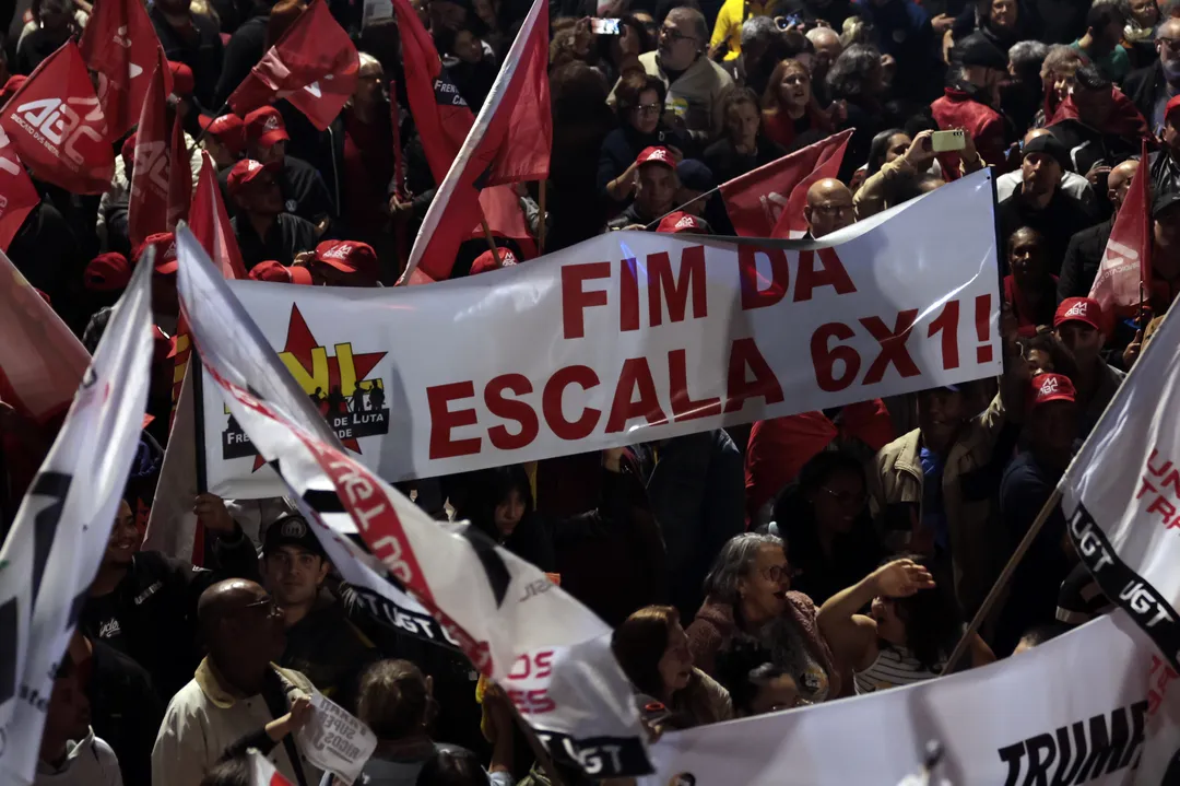 Protesto à atuação do Congresso Nacional na justiça tributária com a taxação dos super ricos, fim da escala 6×1 e a isenção de Imposto de Renda para quem ganha até R$ 5 mil, realizado em frente ao MASP