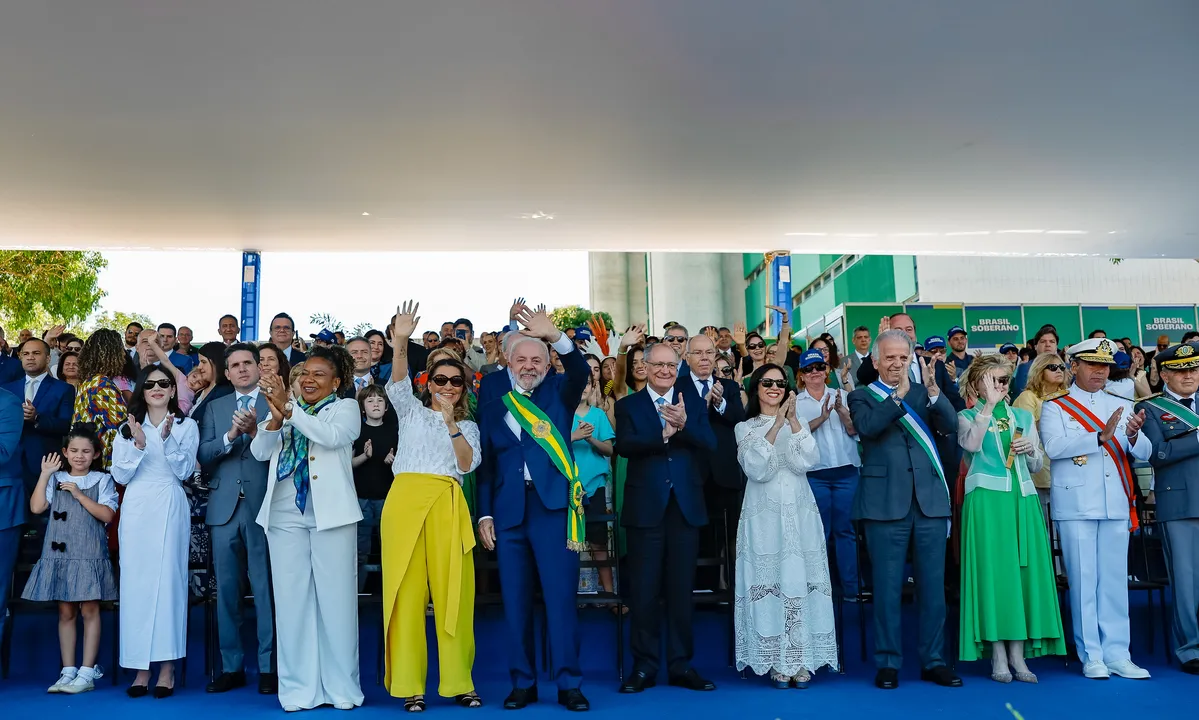 Lula e ministros no desfile de 7 de Setembro