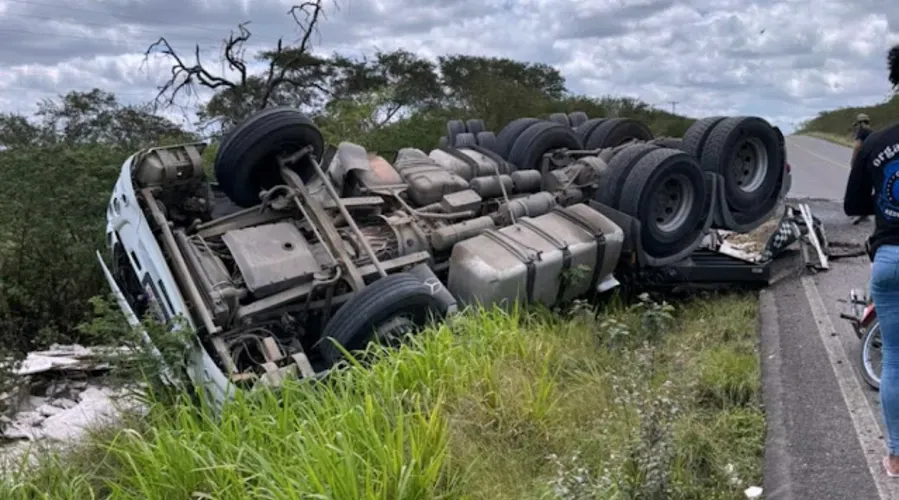 A carreta tombou e parte da carga se espalhou pelo local