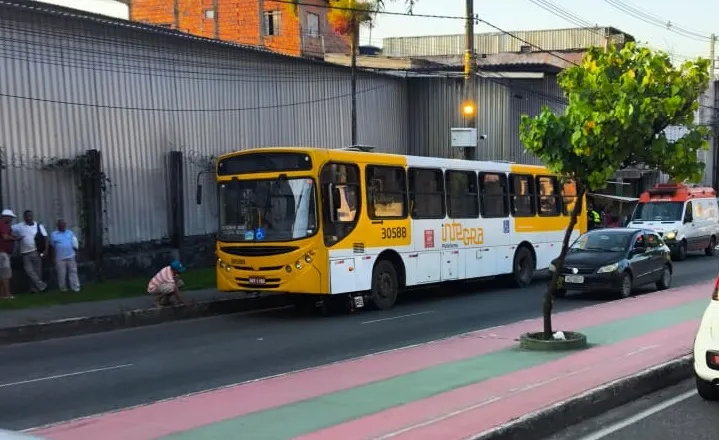Com o impacto, a moto foi parar embaixo do ônibus