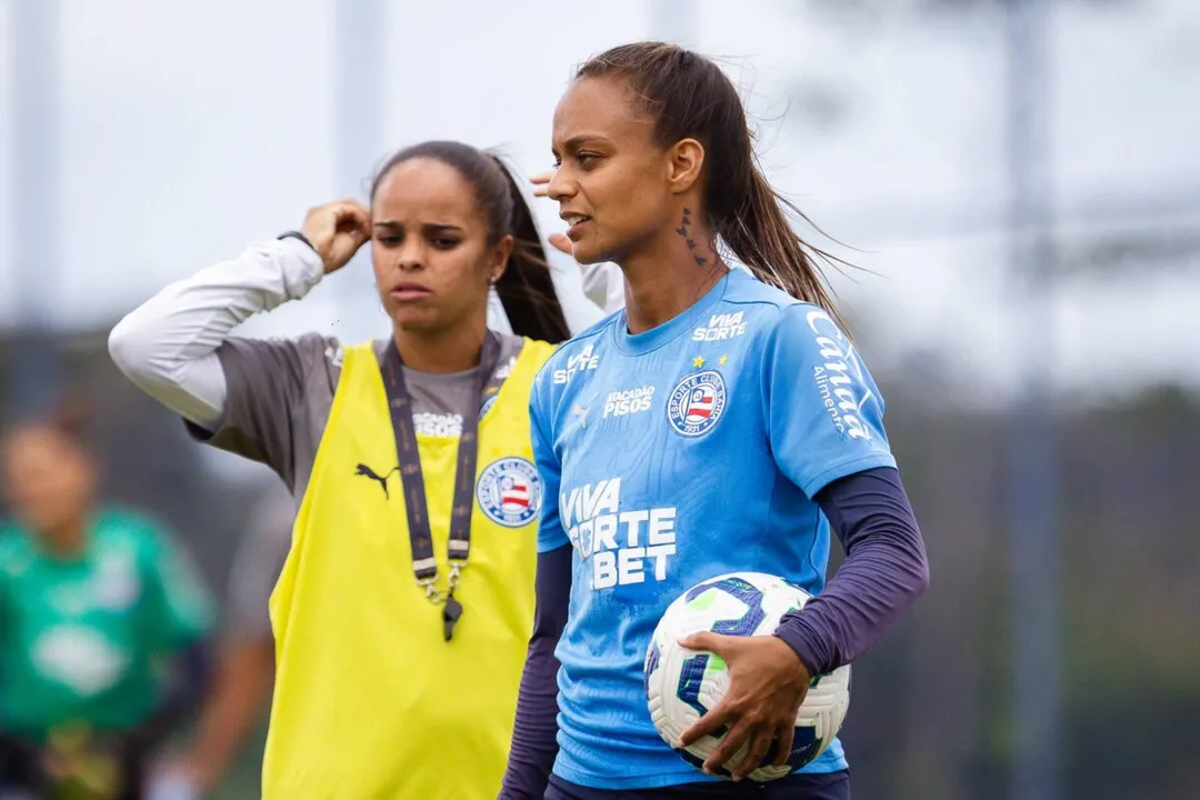 As Mulheres de Aço do Bahia voltam a campo pelo Baianão neste sábado, contra o Litoral Norte. Líderes do grupo e embaladas pela Copa do Brasil, elas treinaram bola parada na véspera.