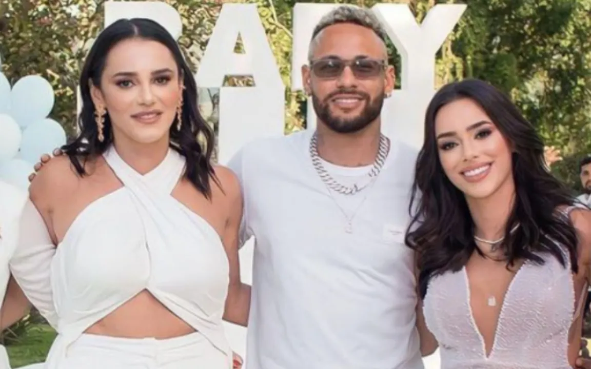 Neymar ao lado da sogra e da esposa