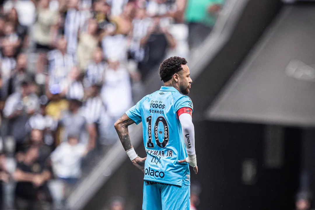Neymar não esconde a insatisfação com os gramados sintéticos, chamando-os de "uma merda" em suas redes sociais após o jogo contra o Atlético-MG, onde sofreu uma torção no tornozelo.