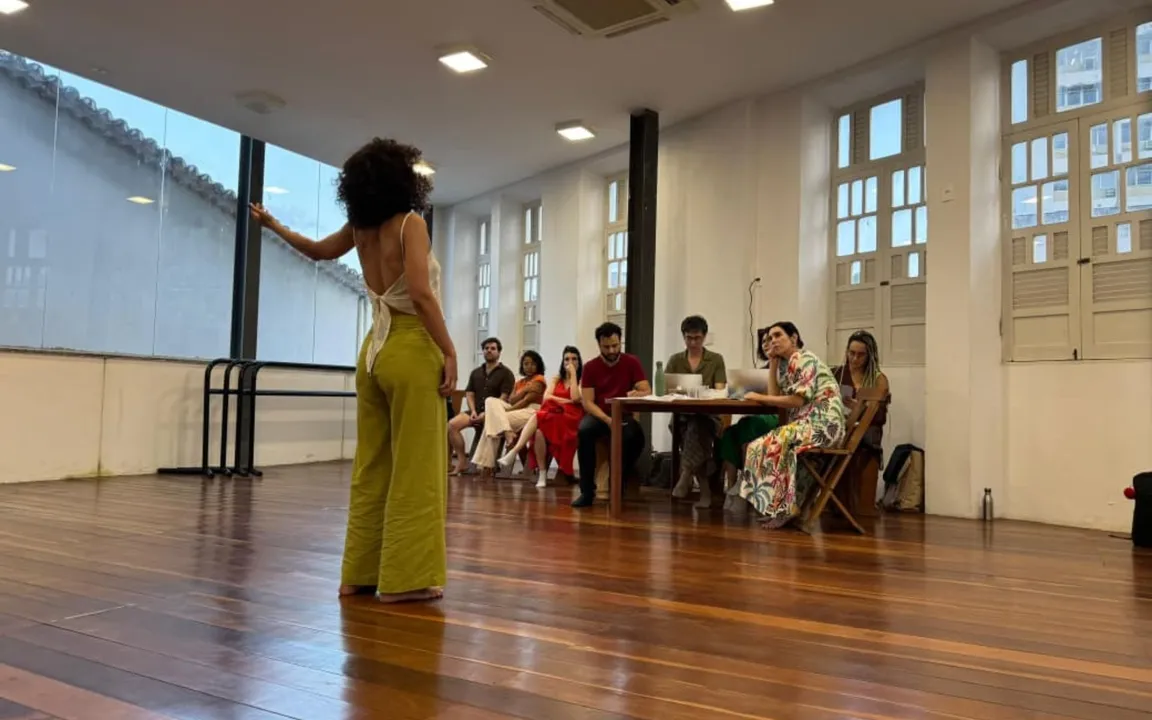 Atriz participando da audição do musical