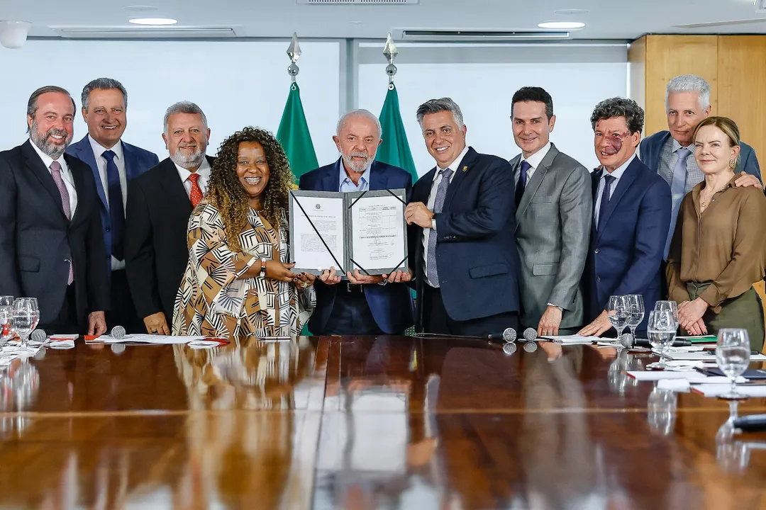 Presidente Lula e ministros durante anúncio do Novo PAC