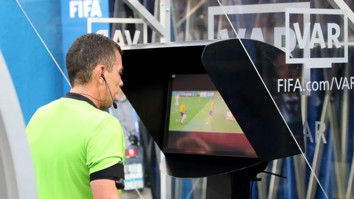 Árbitro checando o VAR