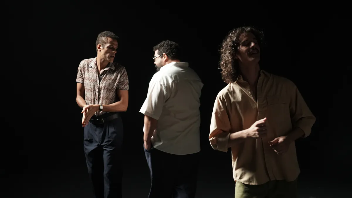 Murilo Sampaio, Giordano Castro e Guga Patriota vivem os três homens do título, figuras representativas a refletir fases históricas do Brasil