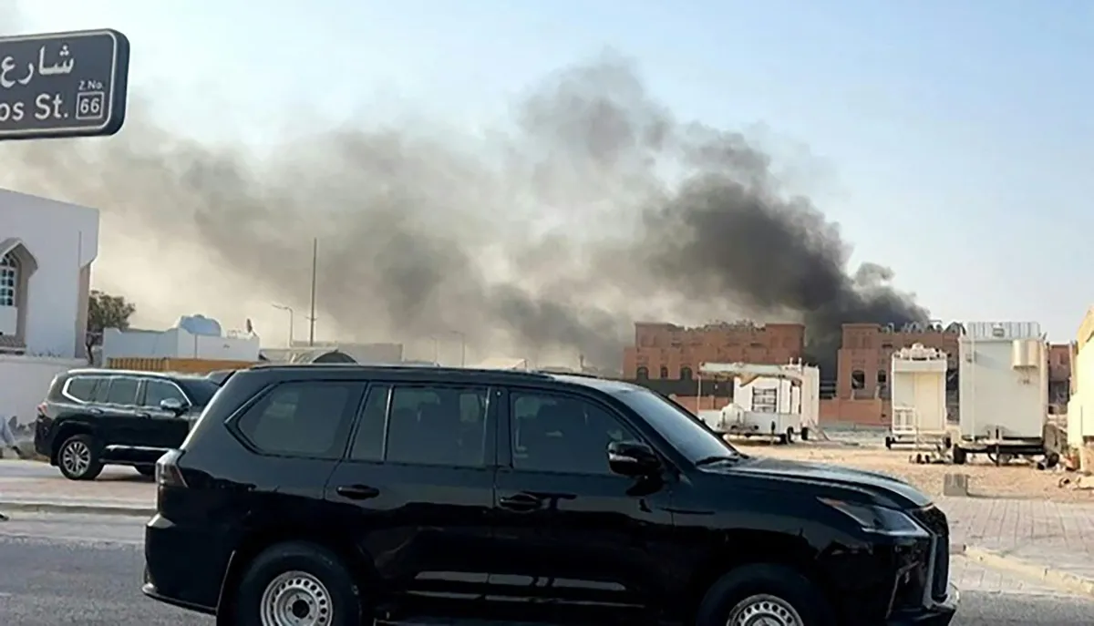 Esta captura de tela, tirada de uma filmagem da AFPTV, mostra a fumaça subindo após explosões em Doha, Catar