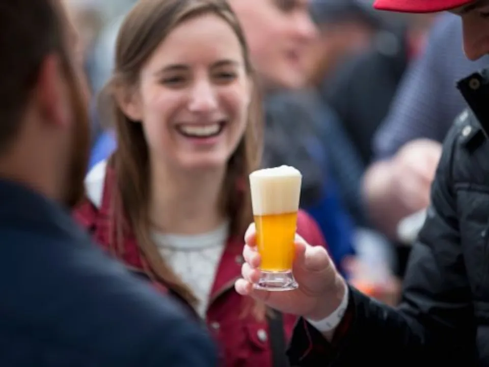 Um grupo de participantes  tomando cerveja
