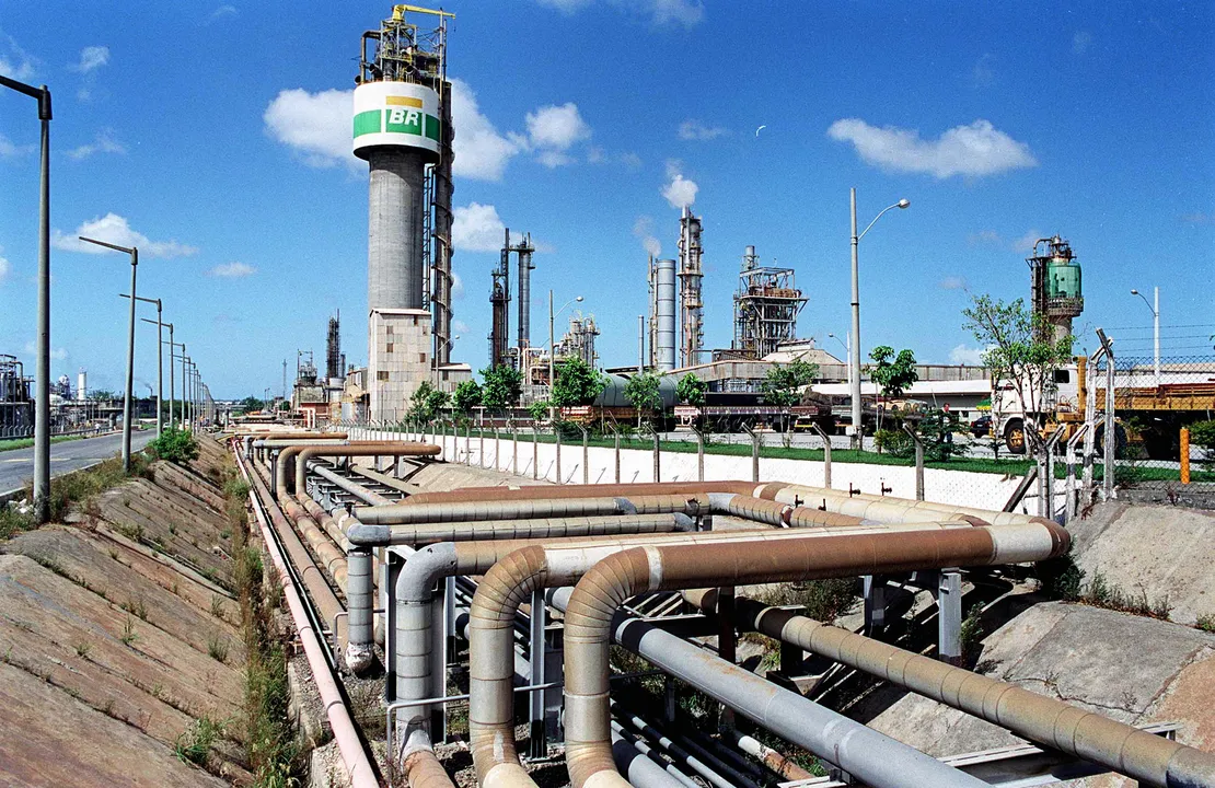 Polo Petroquímico de Camaçari, tendo ao fundo a torre da Fafen (fábrica de fertilizante da Petrobras)