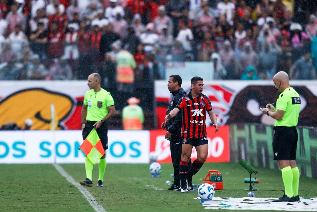 O atacante Osvaldo, do Vitória, se manifestou sobre a polêmica envolvendo sua substituição na derrota contra o Fluminense. O jogador garantiu que sua irritação foi com o momento do jogo e não com o técnico Rodrigo Chagas, com quem mantém uma relação de respeito.