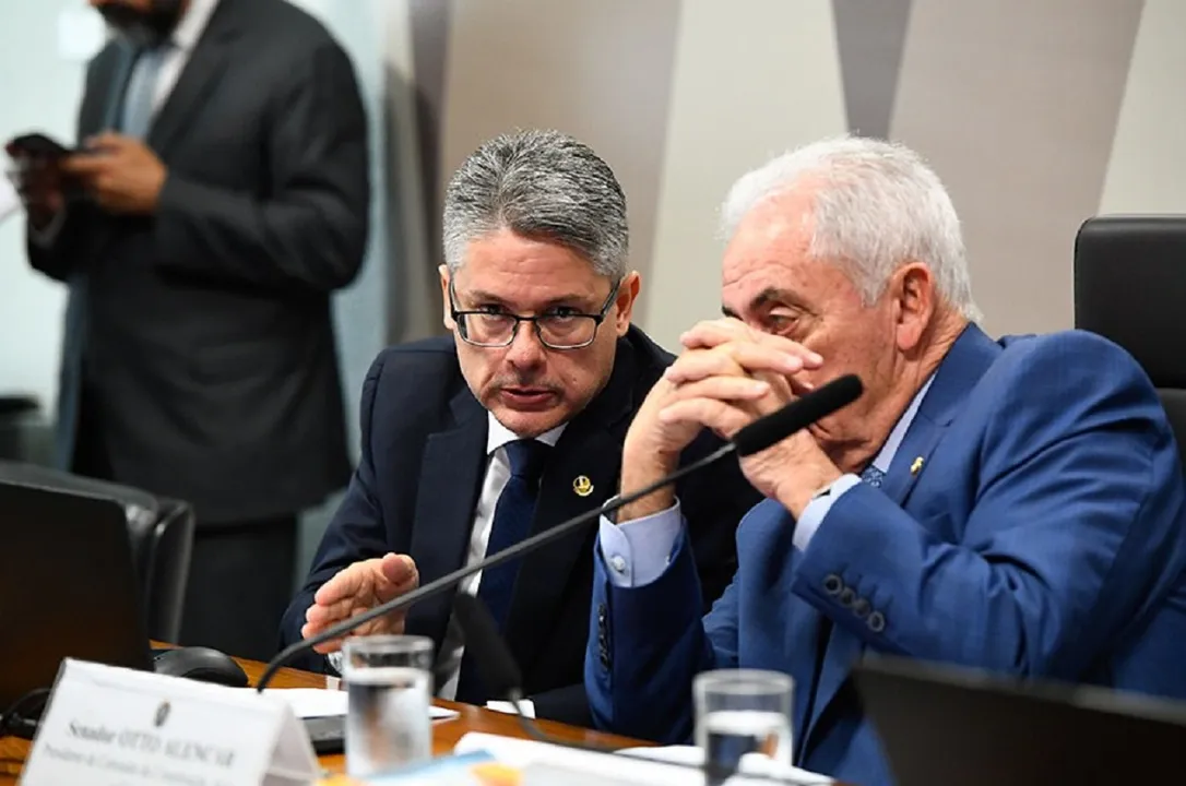 Alessandro Vieira (MDB-SE), relator da PEC e o presidente da CCJ no Senado, Otto Alencar (PSD-BA).