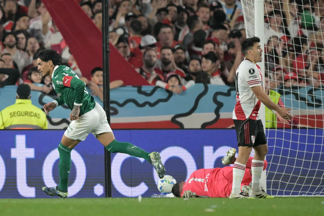 Palmeiras venceu o River Plate por 2 a 1 fora de casa e garante a vantagem do empate para o jogo de volta das quartas de final da Libertadores.