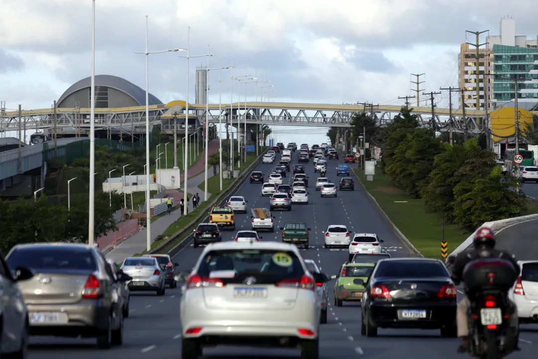Veículos na Avenida Paralela, em Salvador