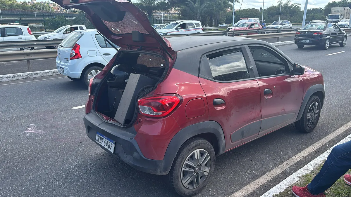 Carro utilizado na fuga dos bandidos