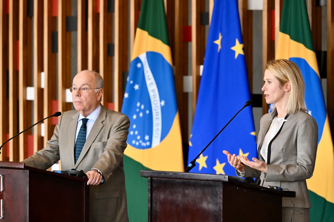 Representante da União Europeia para Assuntos Externos, Kaja Kallas (D), fala ao lado do chanceler do Brasil, Mauro Vieira