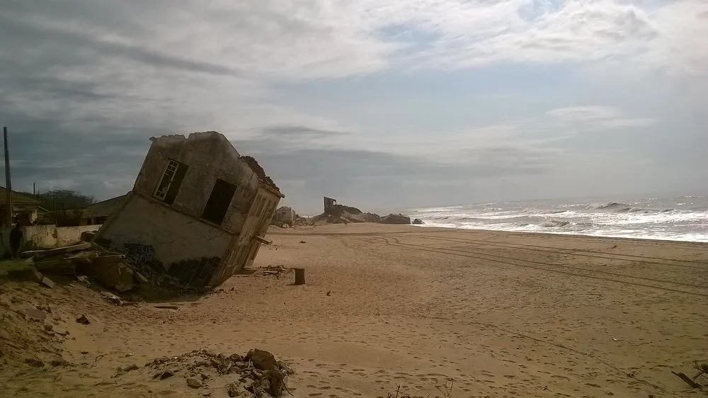 A situação da praia já expulsou pelo menos 2 mil moradores