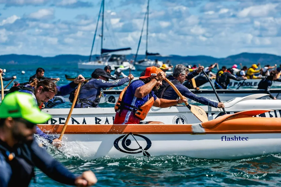 A Praia de Inema, em Salvador, recebe a etapa final do Campeonato Baiano de Va'a. O evento de canoa polinésia é gratuito e definirá os campeões da temporada, com expectativas de reunir cerca de 800 pessoas por dia.