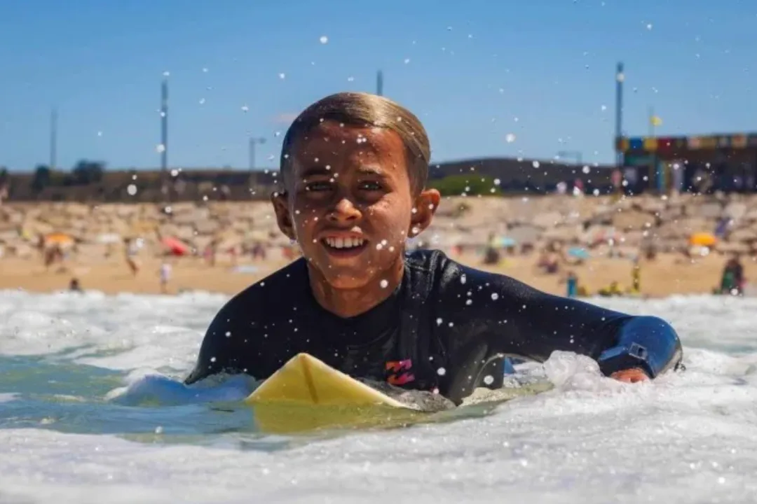 O surfista português Zion Brocchi, de apenas 12 anos, faleceu após lutar contra um câncer no cérebro. Considerado uma grande promessa do esporte, sua morte comoveu a comunidade do surfe