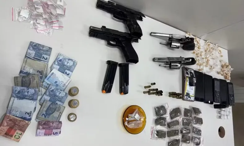 Material apreendido nas incursões no bairro de Narandiba