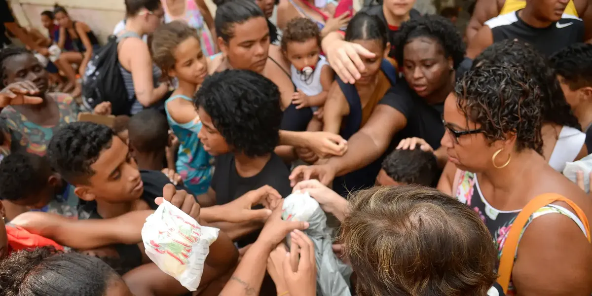 distribuição de balas e guloseimas no Dia de São Cosme e São Damião