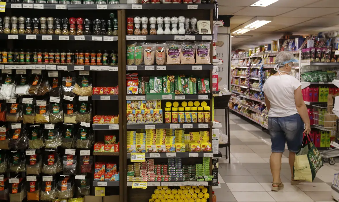 Uma das maiores redes de supermercados do Brasil assumiu 5 unidades da concorrência