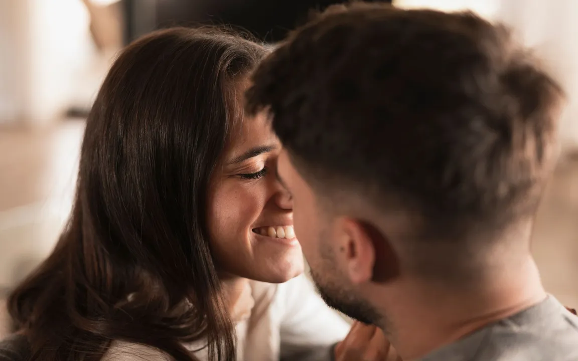 O novo tipo de relacionamento tem conquistado os jovens