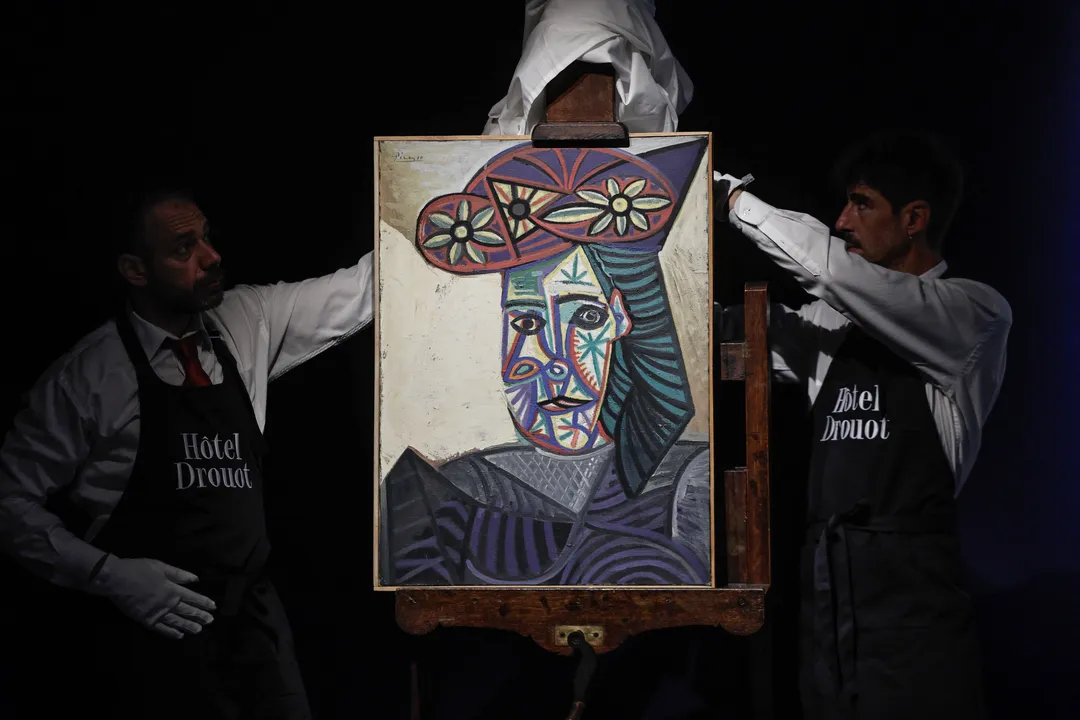 Funcionários revelam uma pintura do artista espanhol Pablo Picass