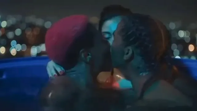 Uma das cenas que chocaram os pais foi essa em que dois homens e uma mulher se beijam
