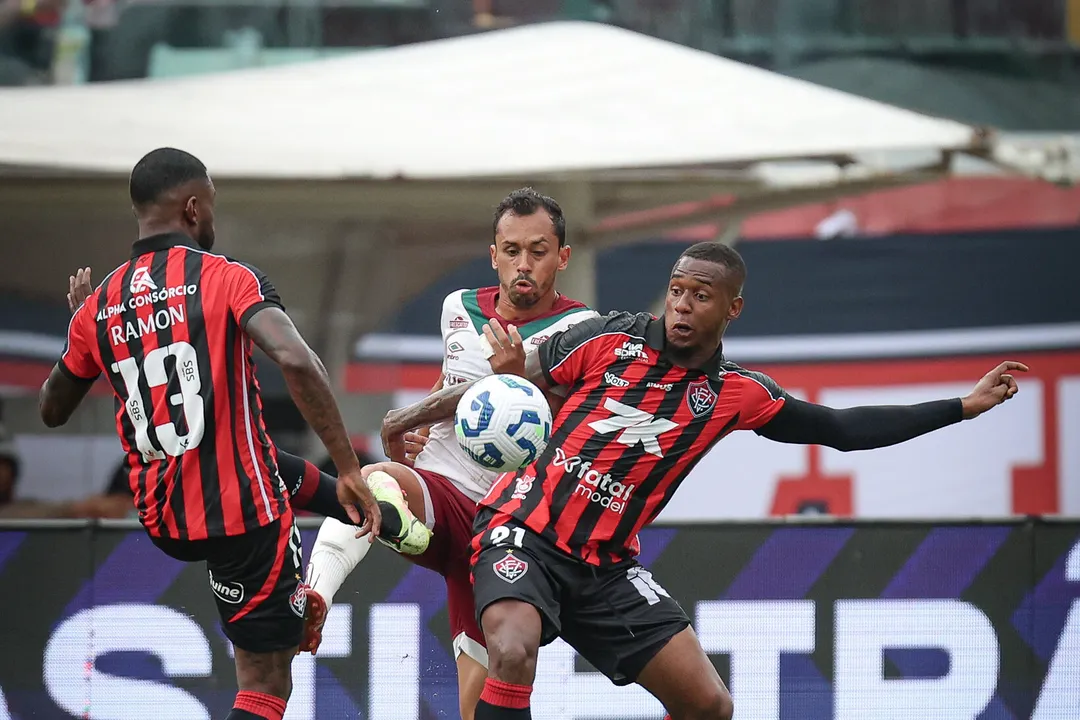 O técnico Rodrigo Chagas abriu o jogo sobre a derrota do Vitória para o Fluminense. Ele classificou a expulsão de Dudu como decisiva e justificou suas escolhas táticas na partida.