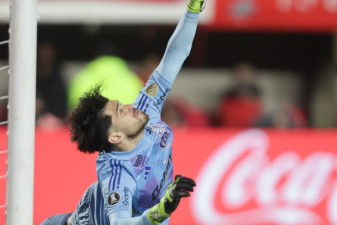 Rossi pega dois pênaltis em La Plata, e o Flamengo vence o Estudiantes para carimbar o passaporte à semifinal da Libertadores. Duelo será contra o Racing.