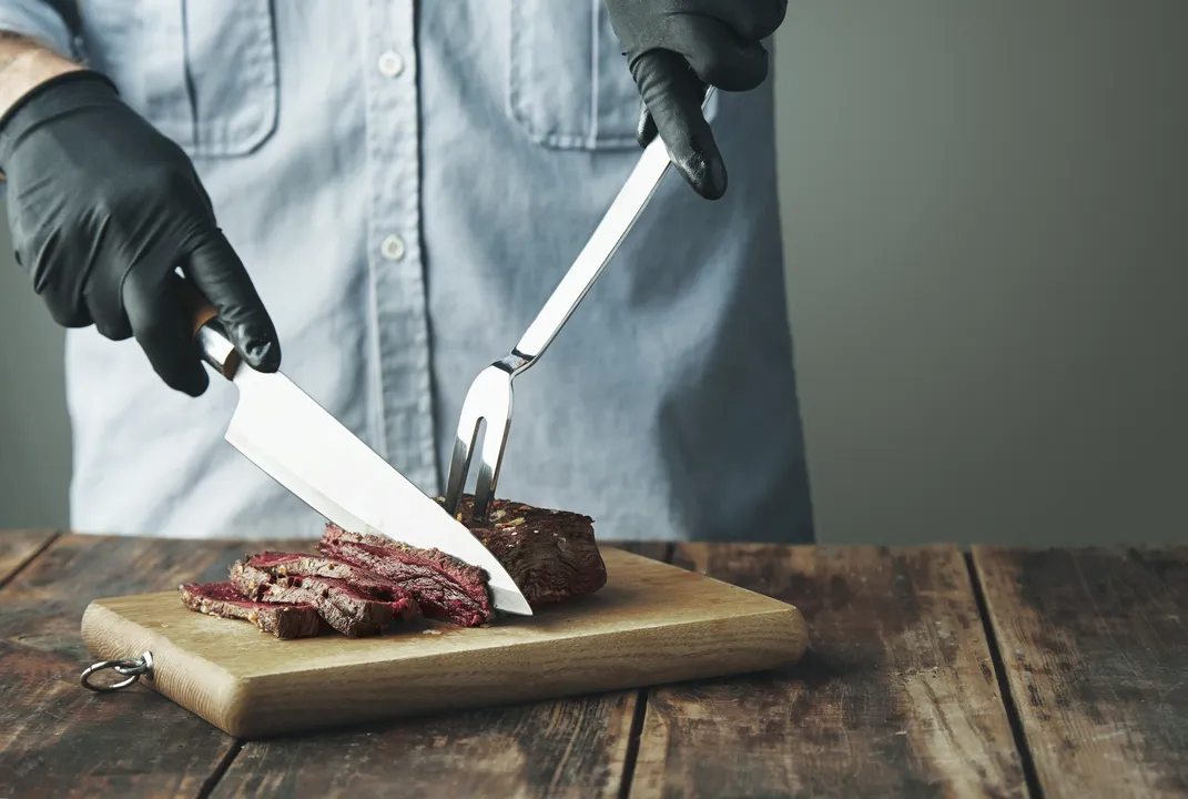Faca bem afiada cortando uma carne (ilustrativa)
