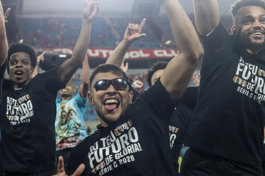 O Santa Cruz está de volta à Série C! Após empatar em 1 a 1 com o América-RN, em Natal, o Tricolor coral conquistou o acesso com gol de Balotelli e encerrou quatro anos de sofrimento na Série D.