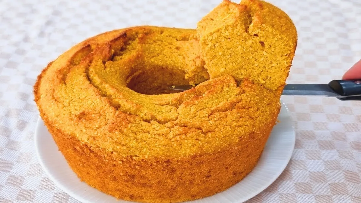 Bolo de cenoura simples é prático e saboroso