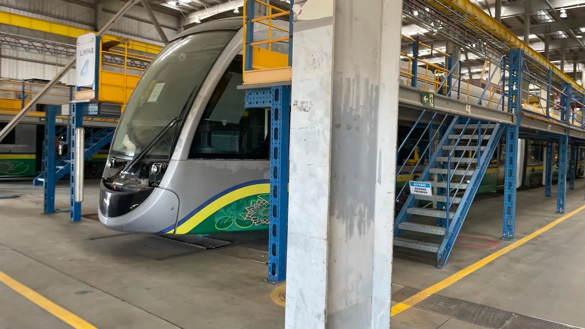 Trem em reparo na CAF