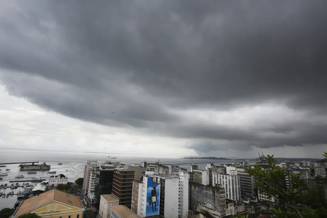 Uma frente fria chega até à capital baiana e junto com ela as chances de chuva aumentam