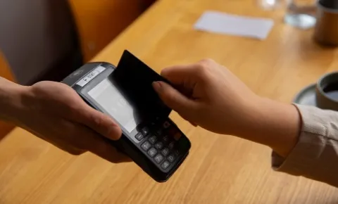 As novas regras fixam um teto de 3,6% para a taxa cobrada dos estabelecimentos nas operações com cartões