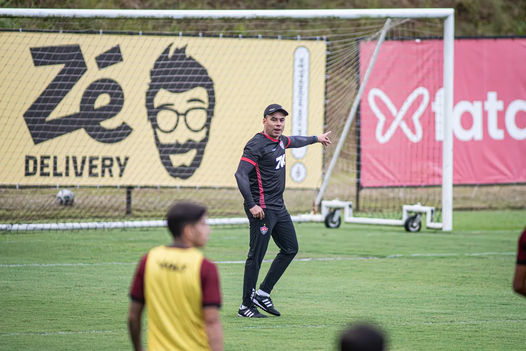 Jair Ventura durante treino do Vitória nesta tarde