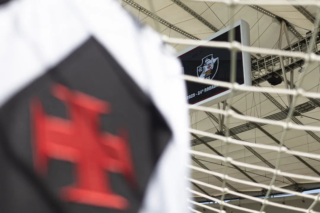 O Vasco terá dois desfalques de peso contra o Bahia: o zagueiro Robert Renan, que sofreu concussão, e o atacante Rayan, suspenso