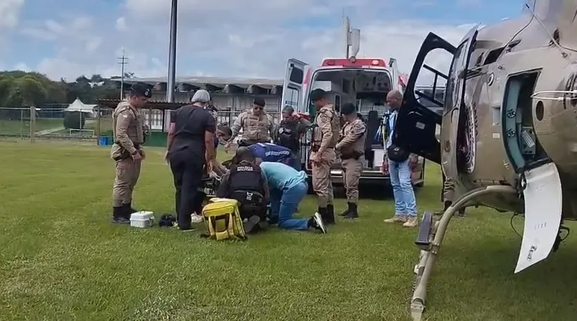 Imagem ilustrativa da imagem Vídeo: PM é baleado por traficante e socorrido às pressas em helicóptero