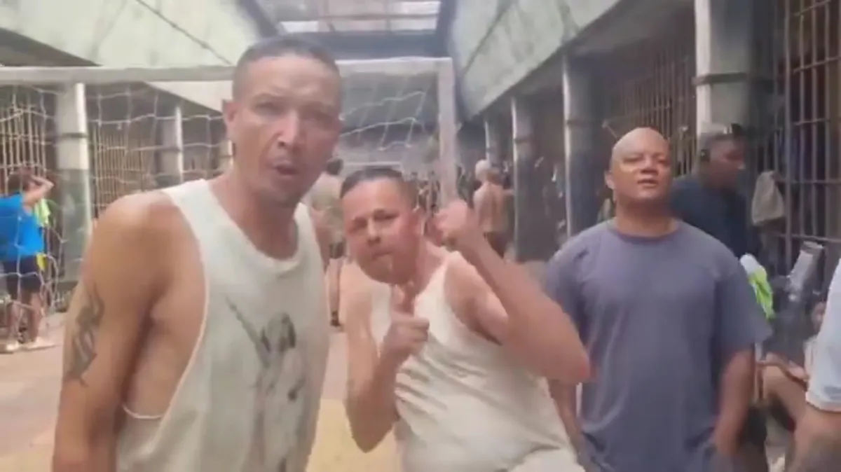 Vídeo com detentos aguardando Bolsonaro na prisão viraliza