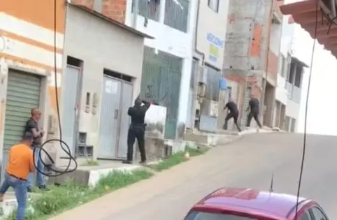 Imagem ilustrativa da imagem Vídeo: youtuber é preso após trocar tiros com policiais na Bahia